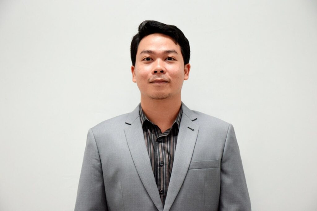นายศักดิ์นรินทร์  ตรีศูนย์
                                                                                   (ผู้ดูแลwebboard)